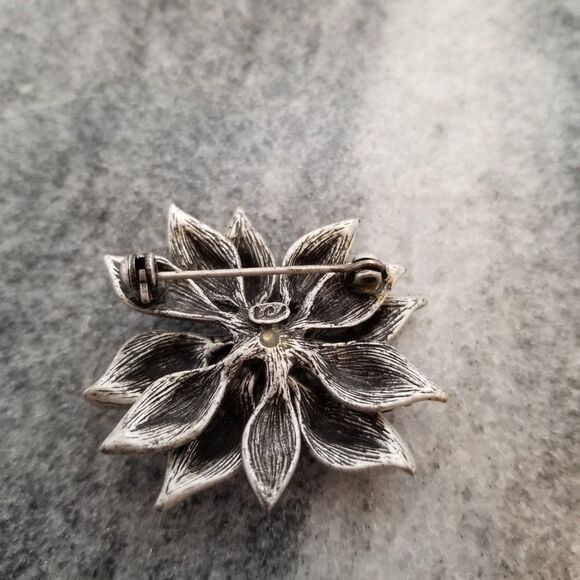 Vintage LC Red Enamel Flower Shaped Brooch, Poinsetta, Silver Tone Lapel Pin - Picture 2 of 6